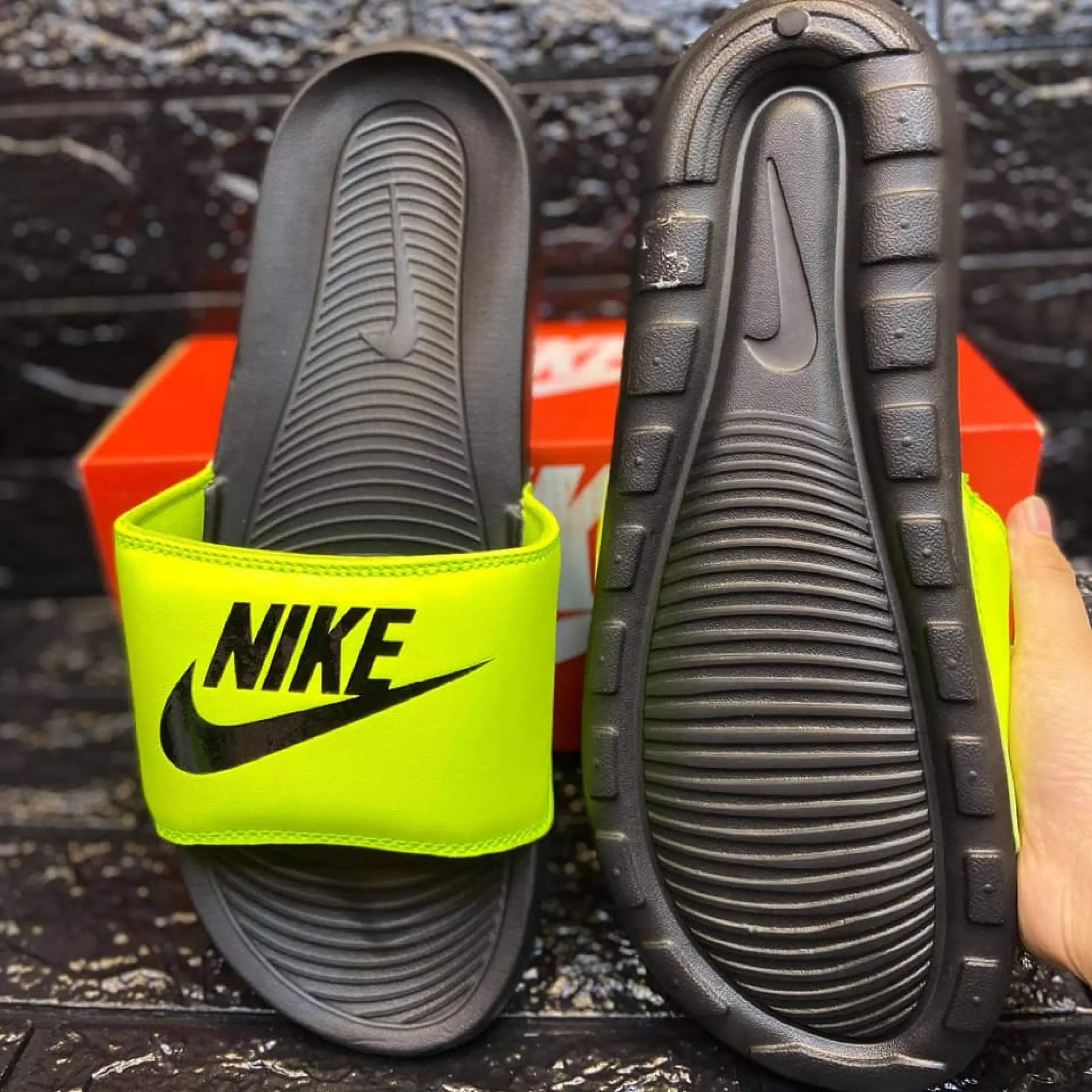 Nike benassi neon online